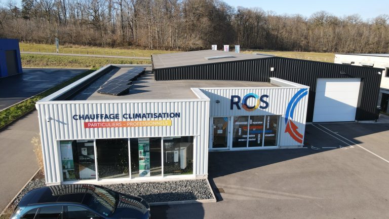 Panneaux photovoltaïques sur le toit des locaux de Renaud Clim Service